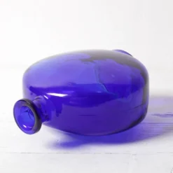 Bouteille en verre du milieu du siècle avec bouchon en pièce / Ruda Glasbruk / Suède / années 1970