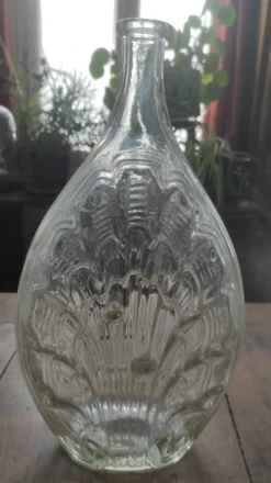Bouteille en verre moulé