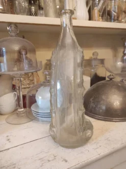 Bouteille en verre moulé