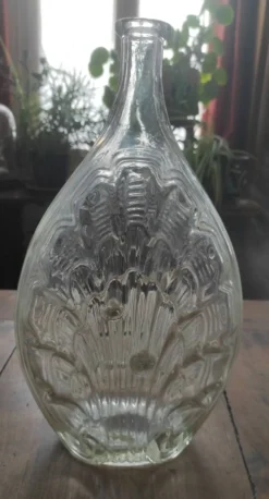 Bouteille en verre moulé