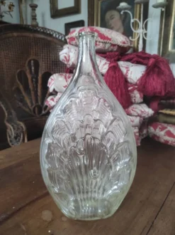 Bouteille en verre moulé