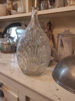 Bouteille en verre moulé