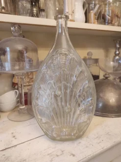 Bouteille en verre moulé
