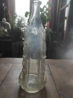 Bouteille en verre moulé