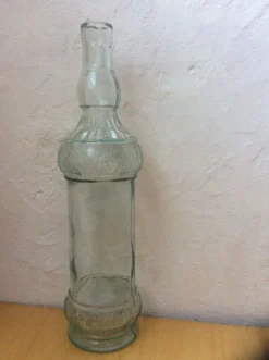 Bouteille en verre moulé