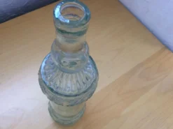 Bouteille en verre moulé