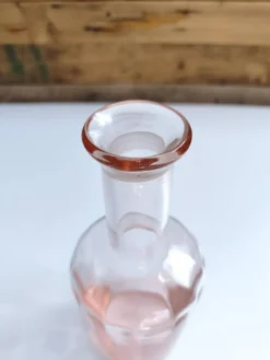 Bouteille en verre rose vintage