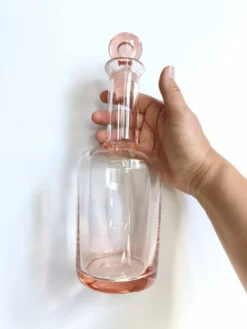 Bouteille en verre rose vintage