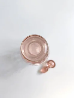 Bouteille en verre rose vintage
