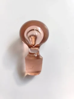 Bouteille en verre rose vintage