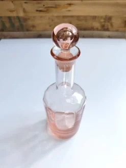 Bouteille en verre rose vintage