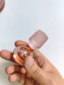 Bouteille en verre rose vintage