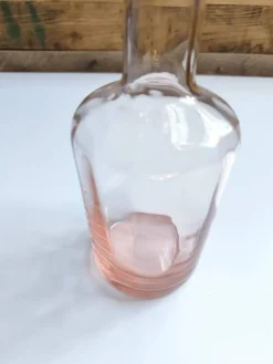Bouteille en verre rose vintage