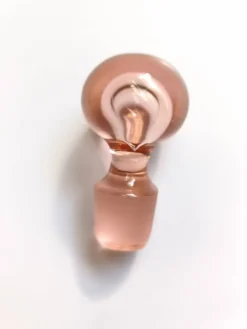 Bouteille en verre rose vintage