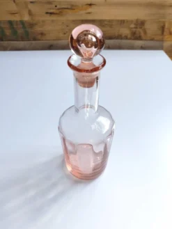 Bouteille en verre rose vintage