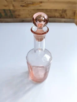 Bouteille en verre rose vintage