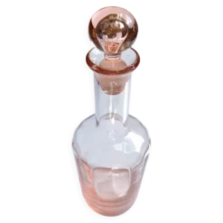 Bouteille en verre rose vintage