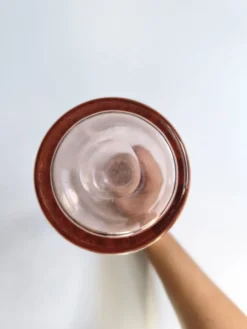 Bouteille en verre rose vintage