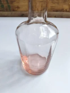 Bouteille en verre rose vintage
