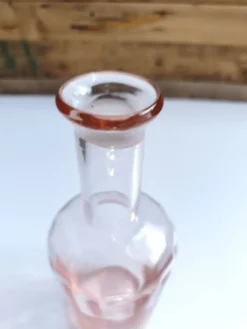Bouteille en verre rose vintage