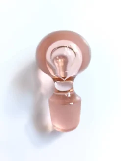 Bouteille en verre rose vintage
