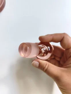 Bouteille en verre rose vintage