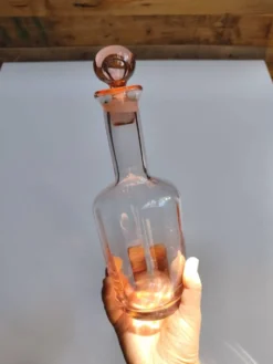 Bouteille en verre rose vintage