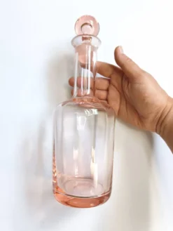 Bouteille en verre rose vintage