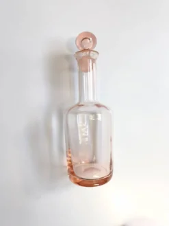 Bouteille en verre rose vintage