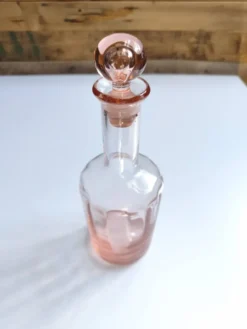 Bouteille en verre rose vintage