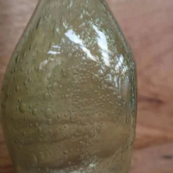 Bouteille en verre soufflé bullé vert Biot