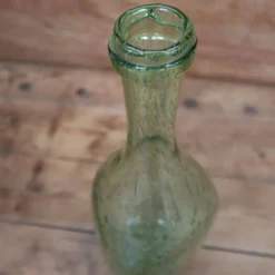 Bouteille en verre soufflé bullé vert Biot