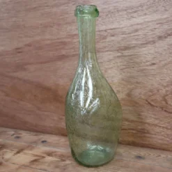 Bouteille en verre soufflé bullé vert Biot