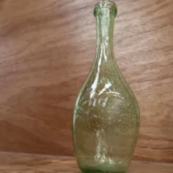 Bouteille en verre soufflé bullé vert Biot