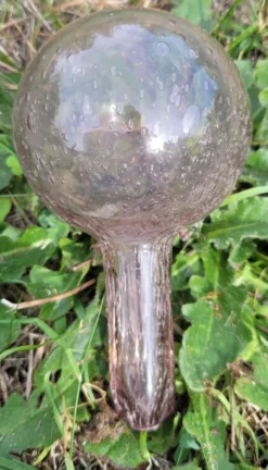 Bouteille en verre soufflé bullé, style verrerie Biot.