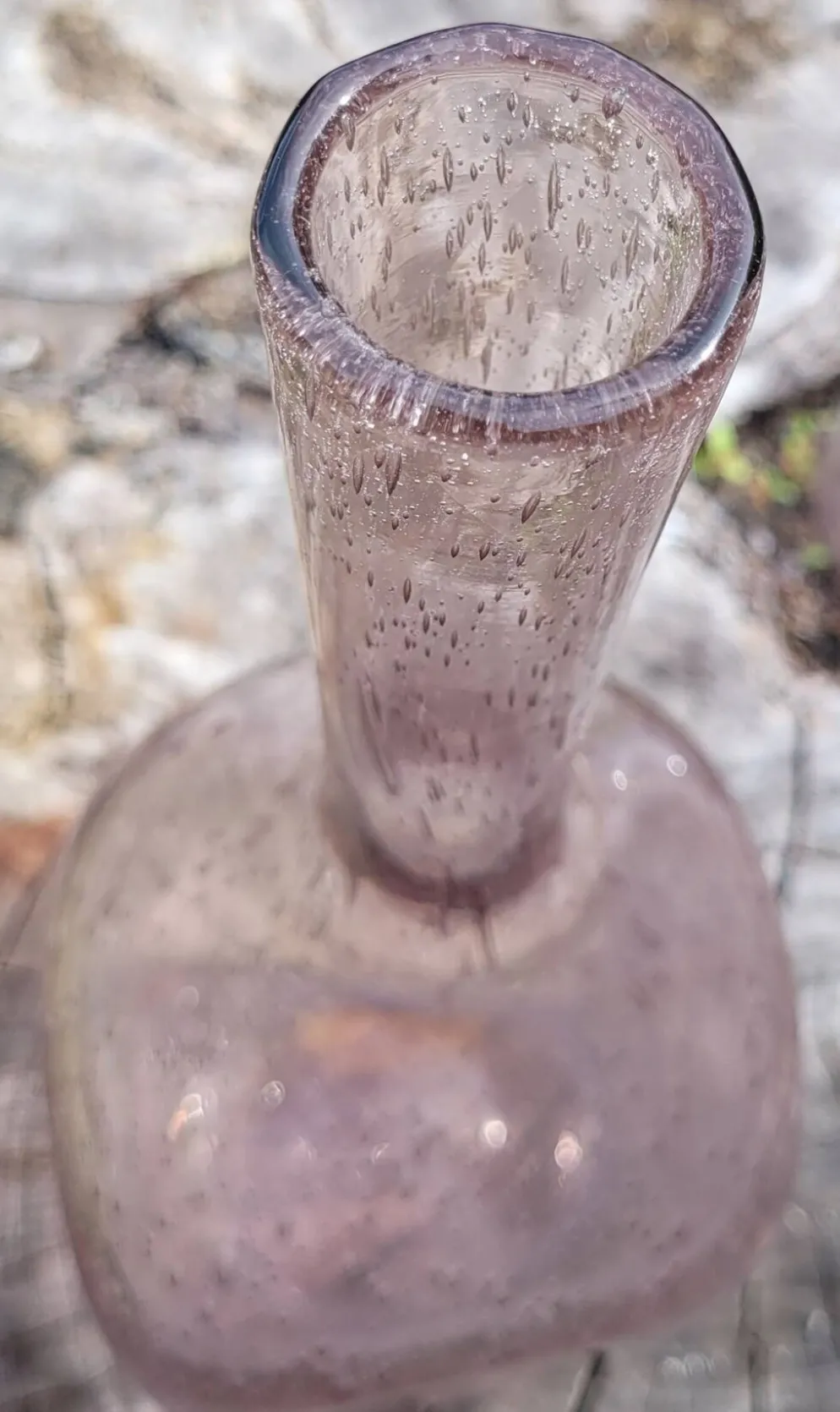 Bouteille en verre soufflé bullé, style verrerie Biot.