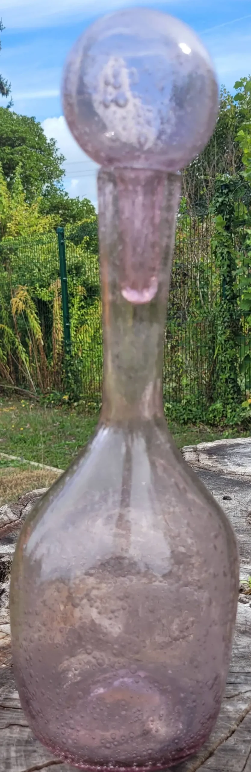 Bouteille en verre soufflé bullé, style verrerie Biot.