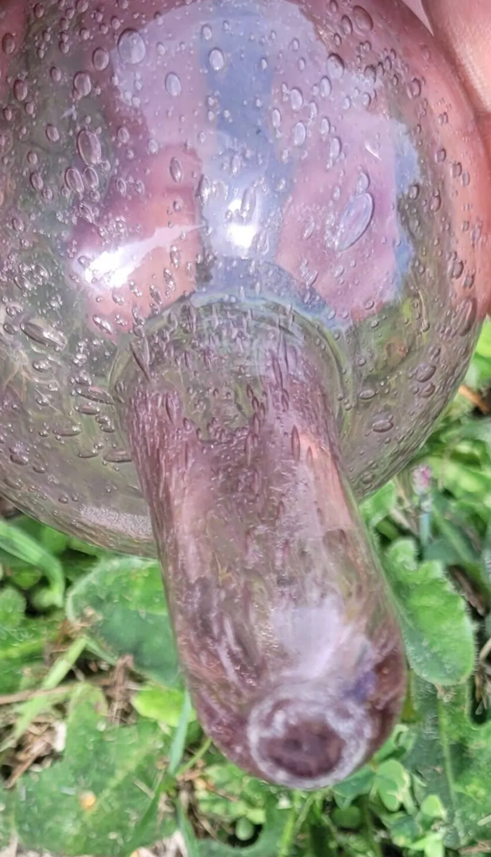 Bouteille en verre soufflé bullé, style verrerie Biot.