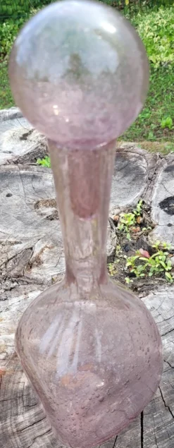 Bouteille en verre soufflé bullé, style verrerie Biot.