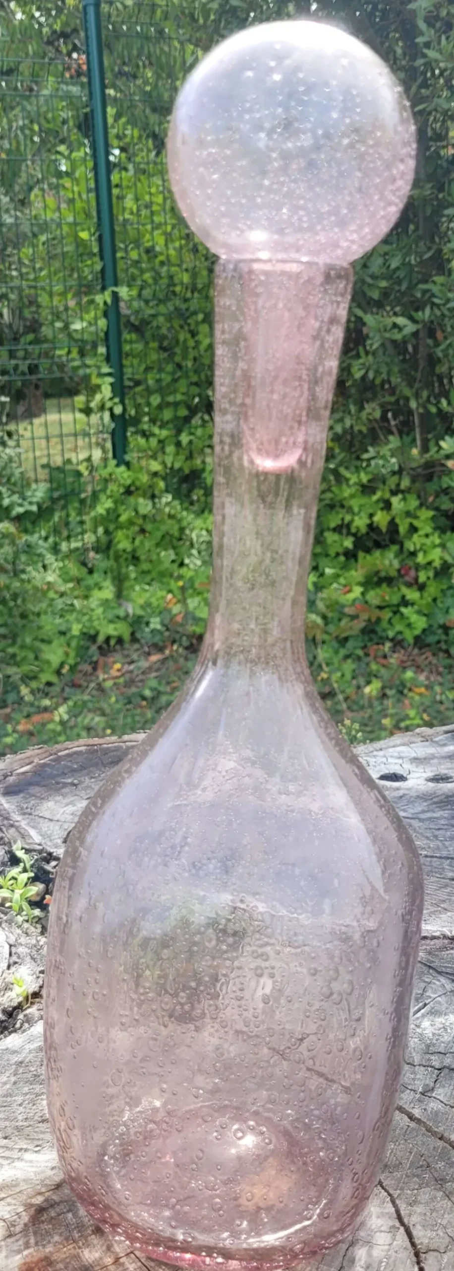 Bouteille en verre soufflé bullé, style verrerie Biot.