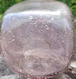 Bouteille en verre soufflé bullé, style verrerie Biot.
