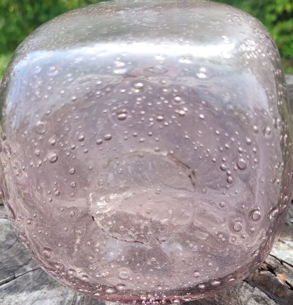 Bouteille en verre soufflé bullé, style verrerie Biot.