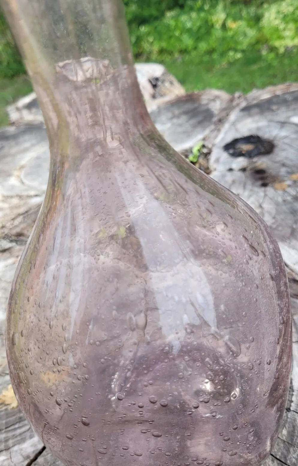 Bouteille en verre soufflé bullé, style verrerie Biot.