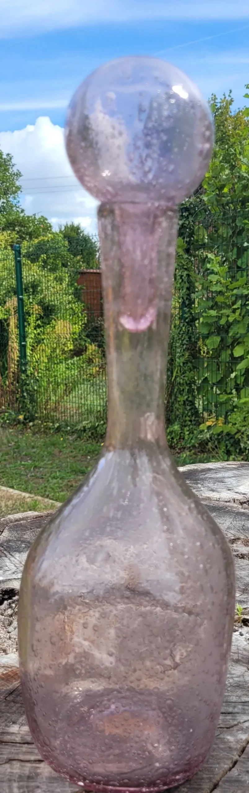 Bouteille en verre soufflé bullé, style verrerie Biot.