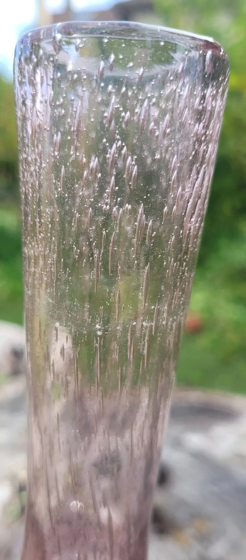 Bouteille en verre soufflé bullé, style verrerie Biot.