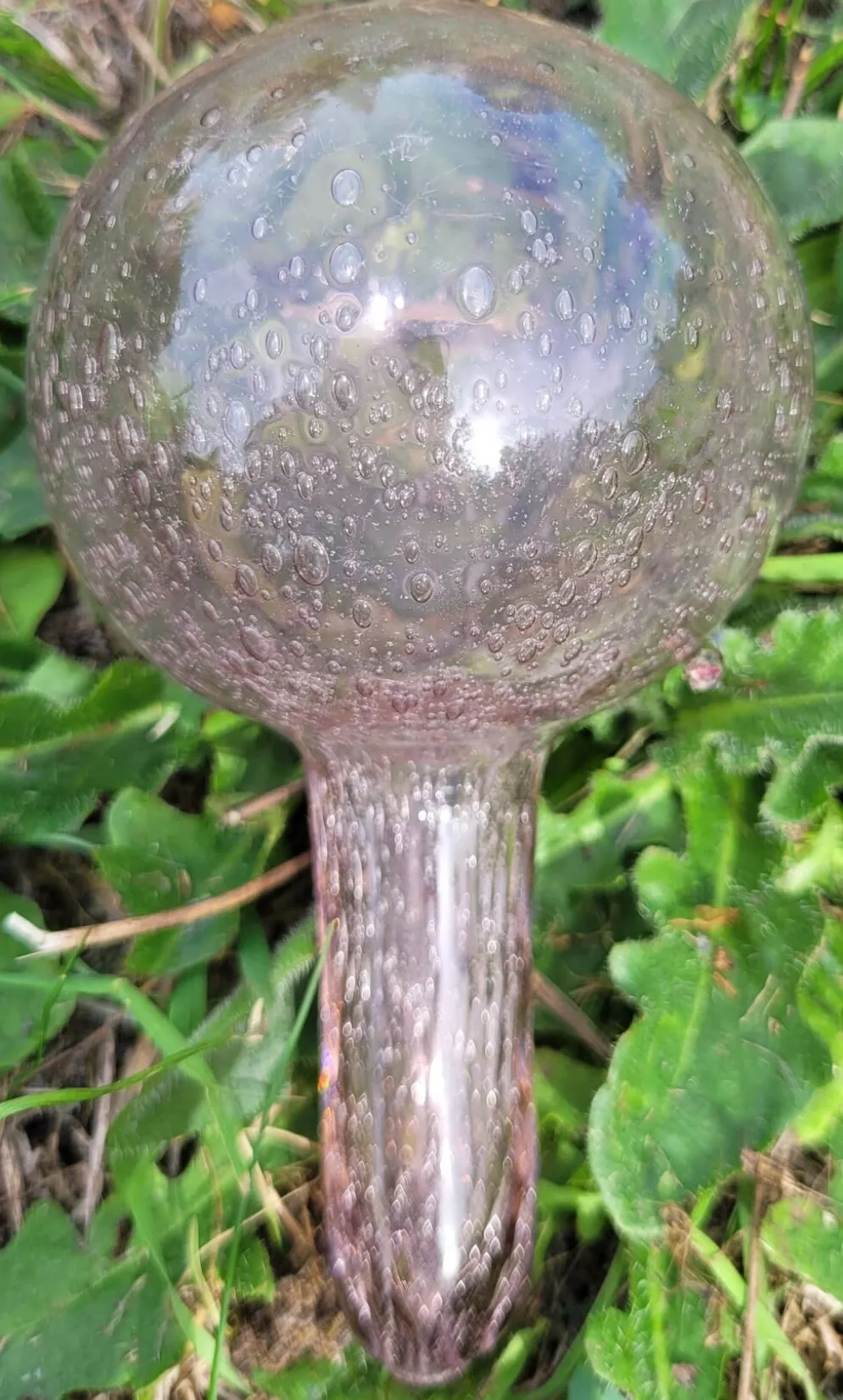 Bouteille en verre soufflé bullé, style verrerie Biot.