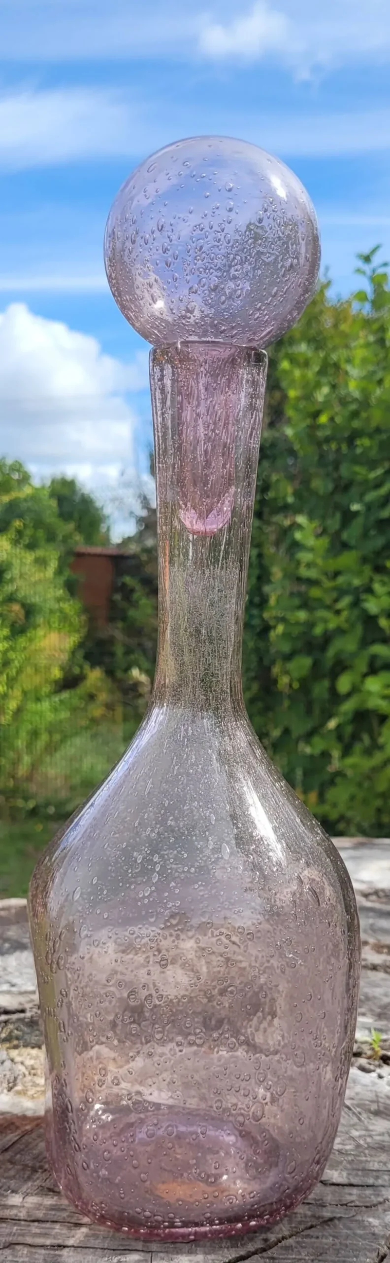 Bouteille en verre soufflé bullé, style verrerie Biot.