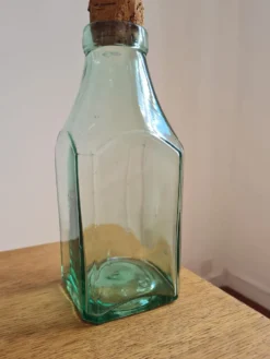 Bouteille en verre soufflé vert