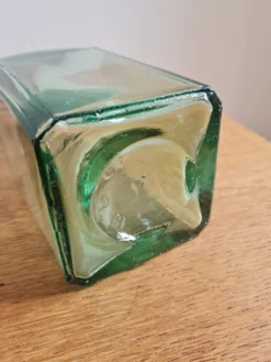 Bouteille en verre soufflé vert