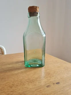Bouteille en verre soufflé vert